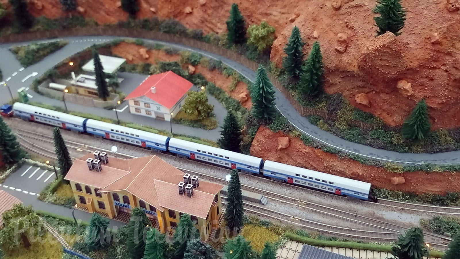 Pravděpodobně nejmenší modelová železnice na světě: Elektrické vlaky v měřítku 1/480 (T-Gauge)