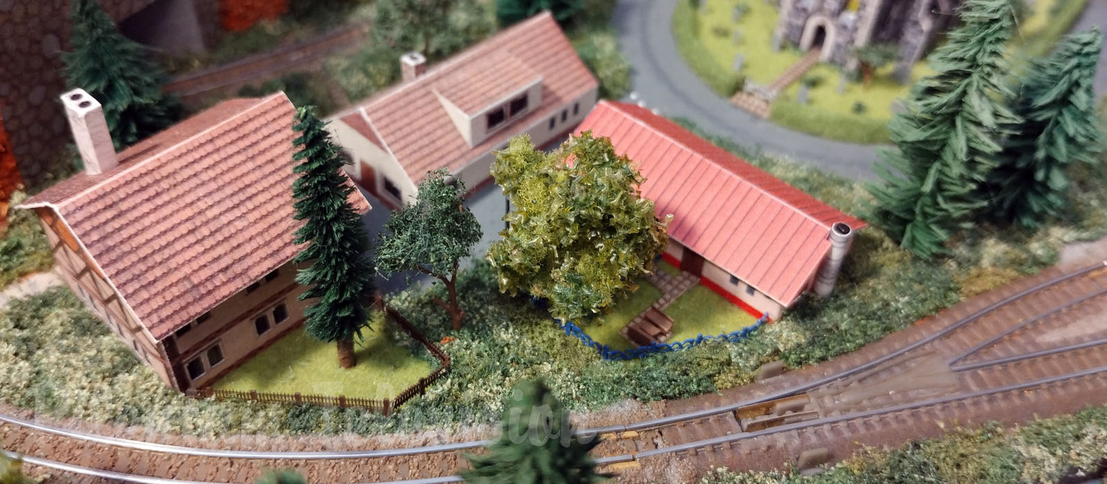 Pravděpodobně nejmenší modelová železnice na světě: Elektrické vlaky v měřítku 1/480 (T-Gauge)