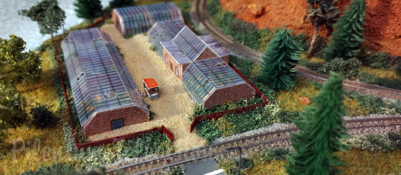 Pravděpodobně nejmenší modelová železnice na světě: Elektrické vlaky v měřítku 1/480 (T-Gauge)