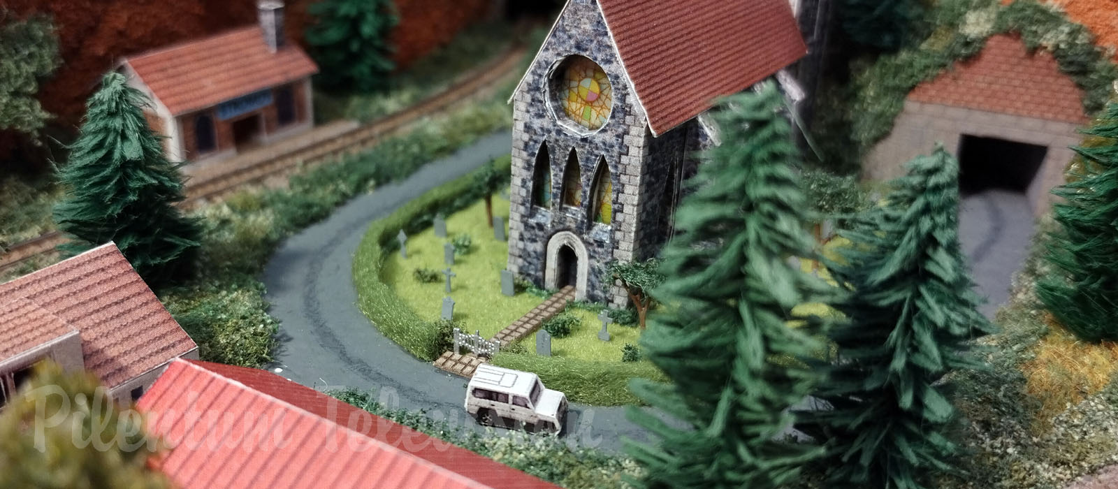 Pravděpodobně nejmenší modelová železnice na světě: Elektrické vlaky v měřítku 1/480 (T-Gauge)