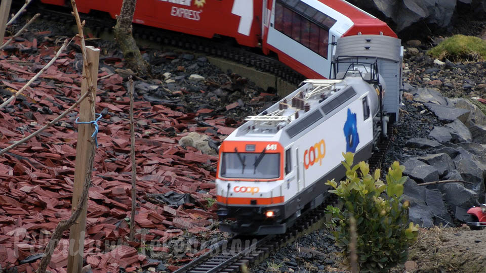 Поезда модели LGB - железнодорожный макет на открытом воздухе
