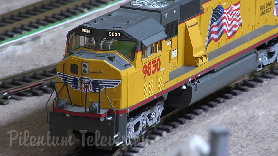 Железнодорожный макет с американскими поездами