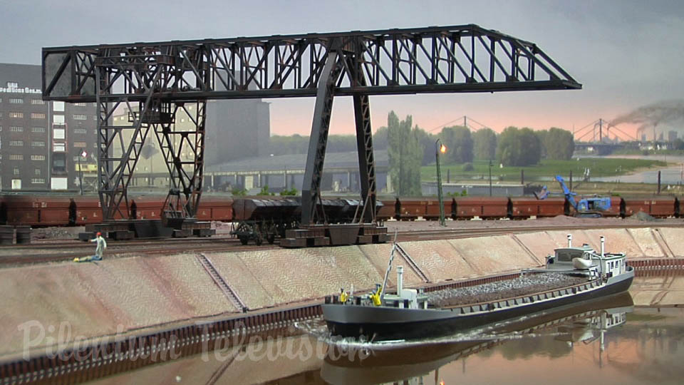 Maqueta ferroviaria del transporte de coque, minería del carbón y trasiego de material entre los altos hornos y las fabricas de siderurgia en escala H0