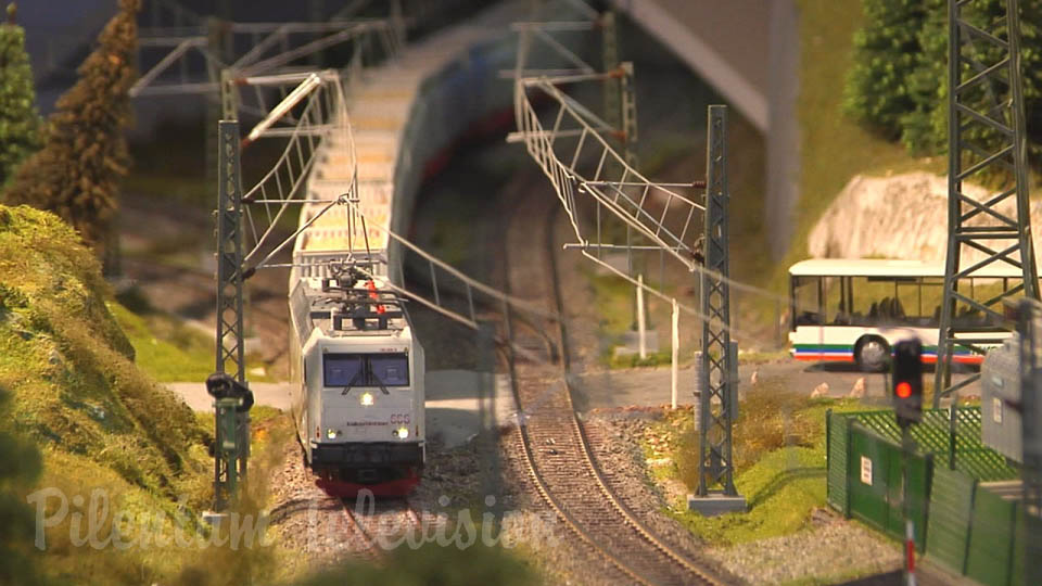 La merveilleuse maquette du train miniature 1/87 d'un club pour modélisme ferroviaire