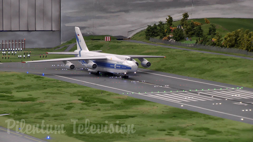 Aeroport miniatural în scară 1/87 - Aerodrom complet funcțional cu decolări și aterizări