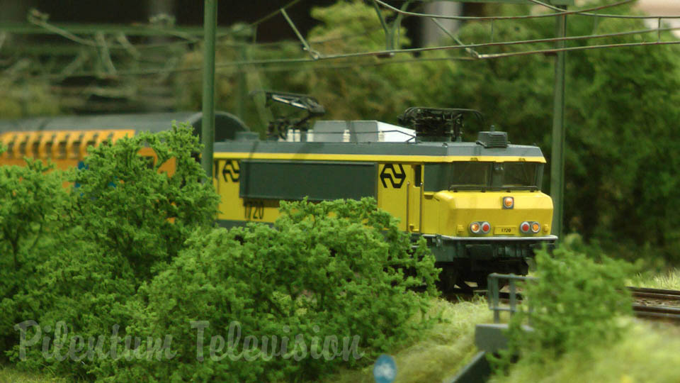 Modular Model Railroad Layout by Stichting M-TRAK Baan with Dutch Model Trains