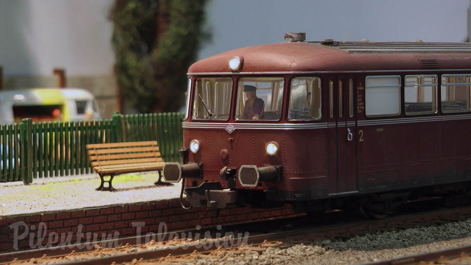 Maqueta ferroviaria con trenes diesel y con locomotoras del vapor con generator de sonidos en escala 1/45