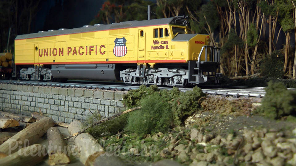 Amtrak vonatok, a Burlington Nothern vasutak és a Pennsylvania vasút HO Scale elrendezés