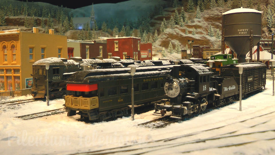 Maravillosa maqueta con trenes americanos en escala HO con paisaje en invierno