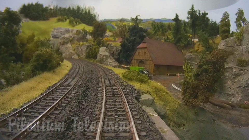 Вид из кабины машиниста поезда - модели поездов в масштабе 1:87