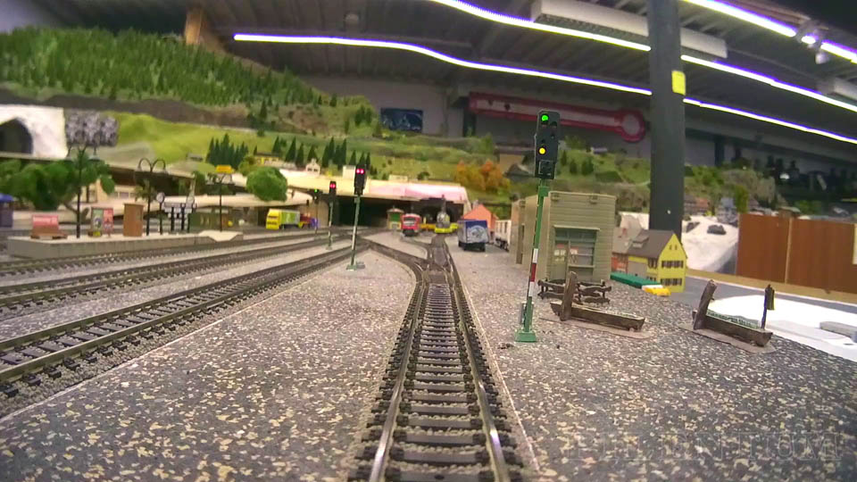 Maquete ferroviária em construção - Viagem a bordo de comboio