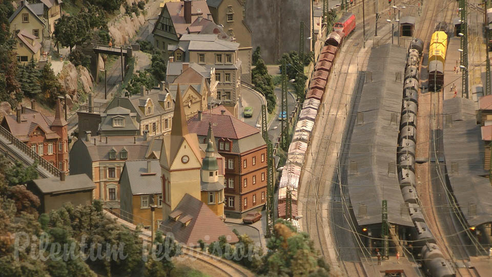電気列車のカテナリーを備えたドイツの模型鉄道