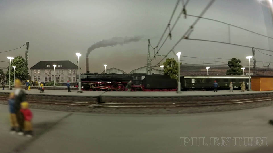 Поездка на поезде по миниатюрному миру бывшего промышленного Рурского района в Германии