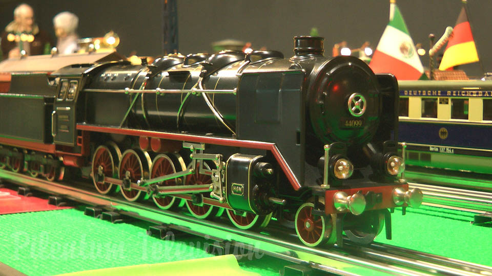 Comboios de brinquedo e comboios velhos pela Marklin, Lionel e Bing em uma maquete em escala O