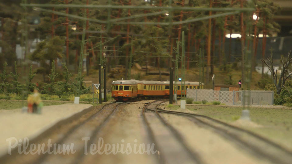 Viagem na cabine do comboio na maior maquete ferroviária da Suécia