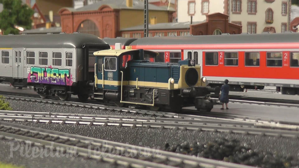 Макет железной дороги Мерклина с локомотивами и немецкими поездами в масштабе 1/87