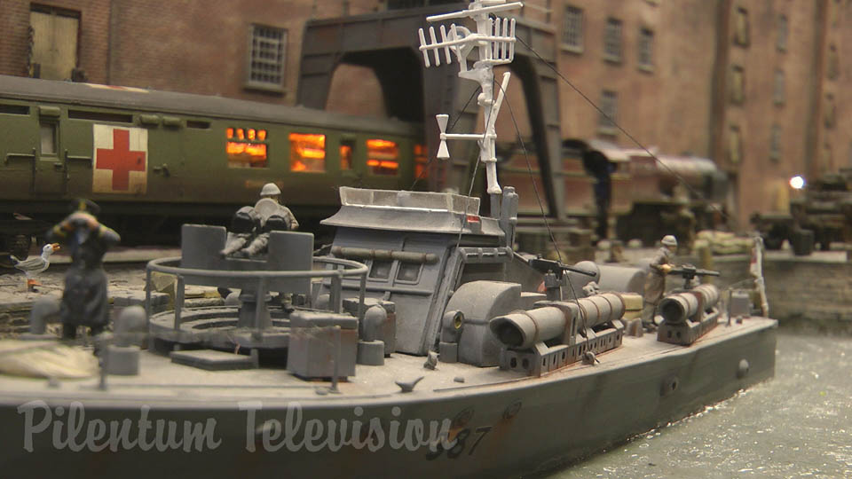 Ferrovia militare, barche e carri armati: Diorama della Seconda Guerra Mondiale