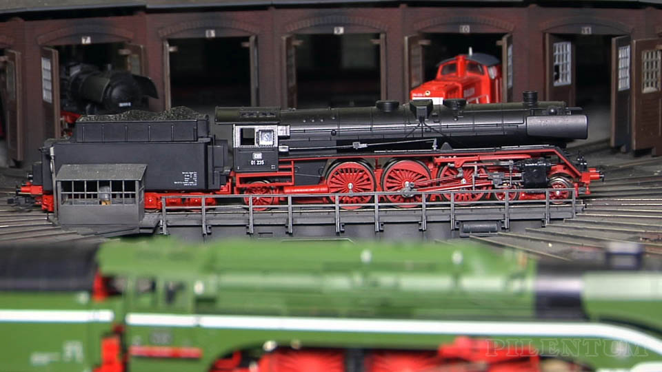 Comboios miniaturas em uma maquete ferroviaria em escala TT com locomotivas a vapor