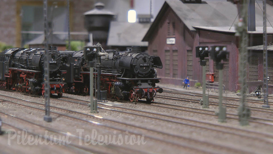 Ferromodelismo com comboios a vapor em uma maquete de comboio em escala H0