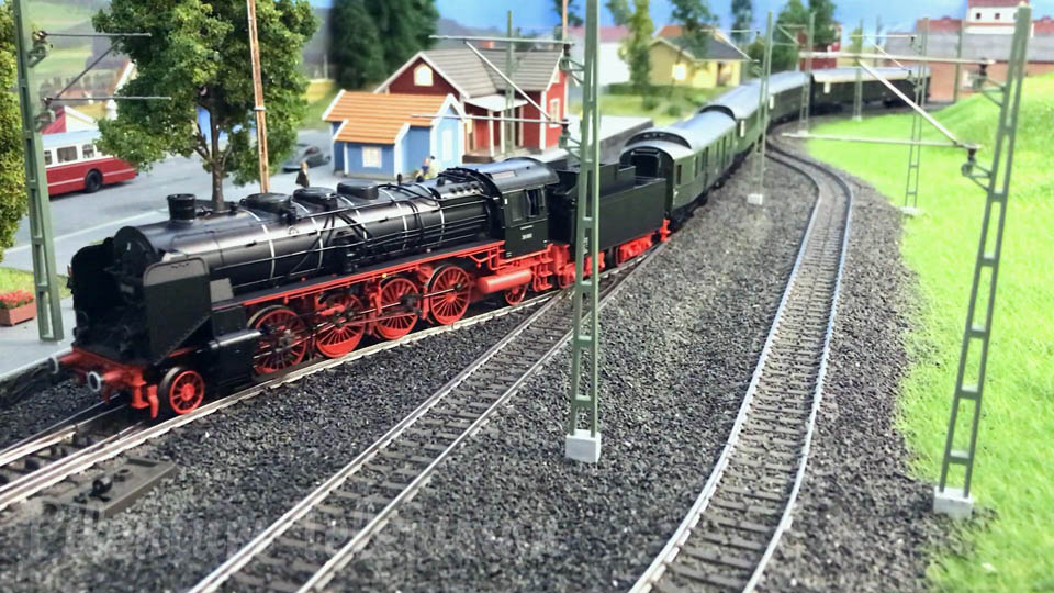 Maquete de comboios na Suécia com locomotivas a vapor e carrinhos de controle remoto