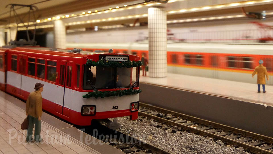 Plastico ferroviario di una stazione della metropolitana con trenini in scala HO