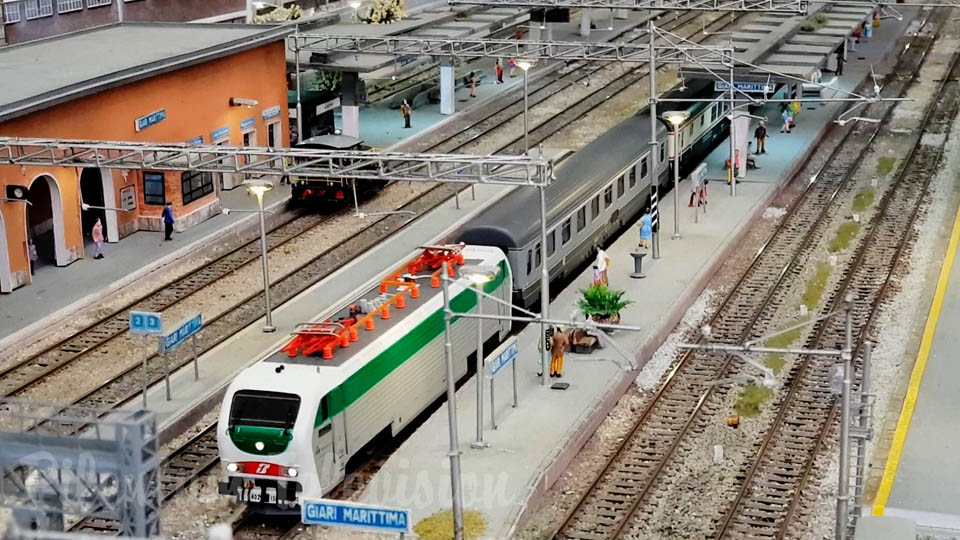 Ferreomodelismo: Maquete de comboio com comboios italianos de alta velocidade em escala HO