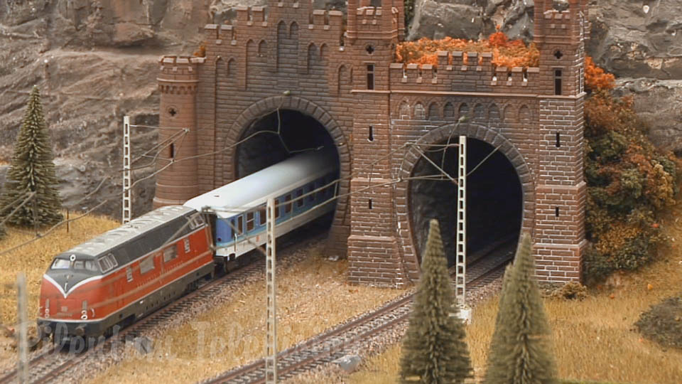 Модели поездов в действии на модулях макета в масштабе 1/87