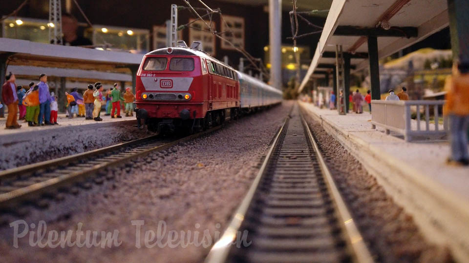 HOスケールの鉄道模型。美しいミニチュアの世界で列車の運転席に乗る旅