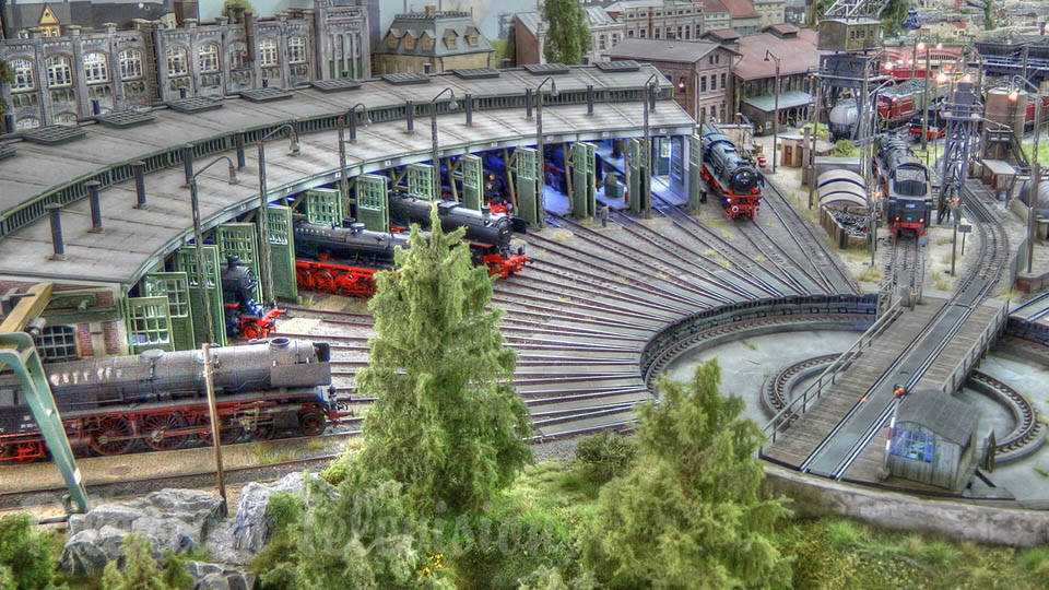 蒸汽机车和火车模型。由Wim de Zee制作的美丽的Virgental铁路模型。