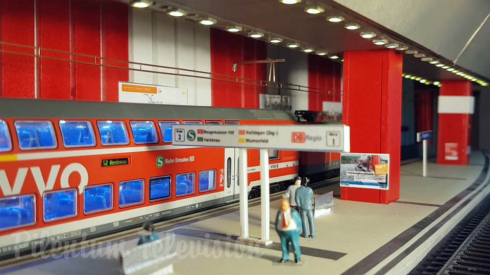 Plastico ferroviario della metropolitana e trenini in scala HO