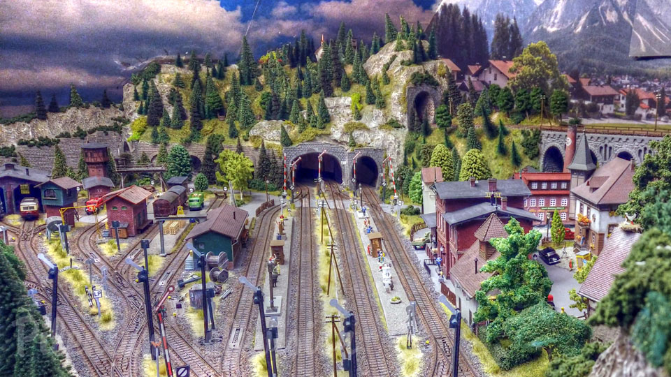 数千のディテールを持つHOスケールの蒸気機関車による鉄道模型(ドイツ)