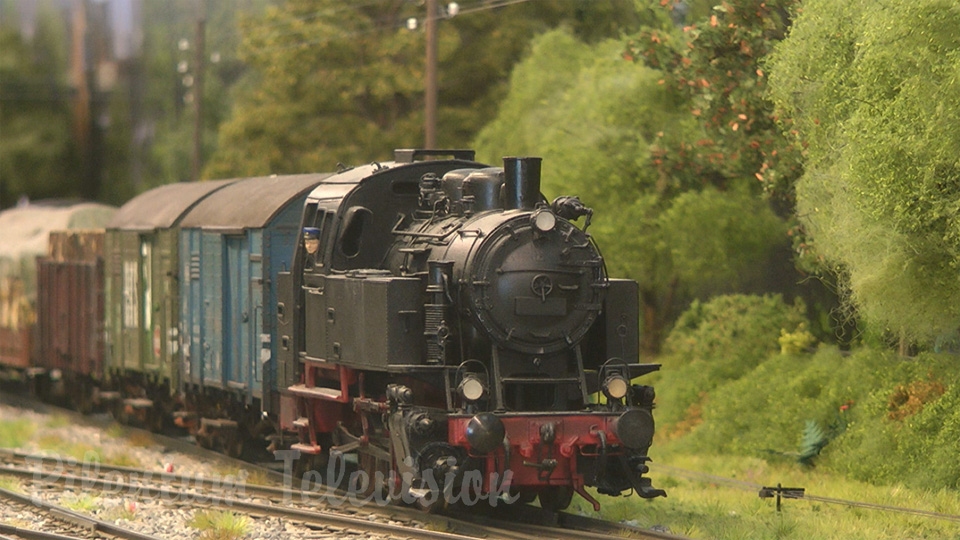 Locomotora de vapor y trenes diesel en una maqueta ferroviaria - Ferromodelismo en Alemania