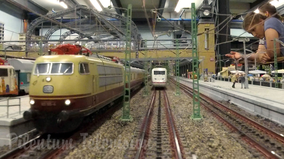 在微型世界中与高速列车一起旅行。 H0轨距的铁路模型。
