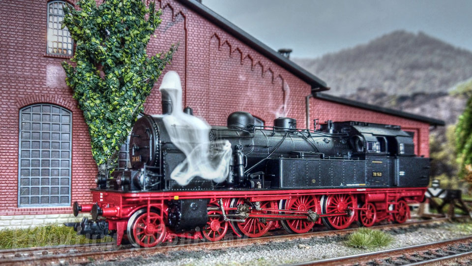 Tráfego ferroviário no depósito de locomotivas a vapor - Maquete de trens em escala HO