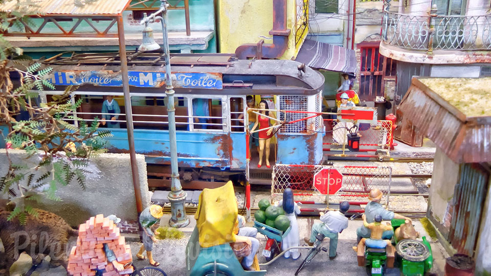 Plastico di mercato ferroviario di Maeklong - Diorama asiatico di treni elettrici