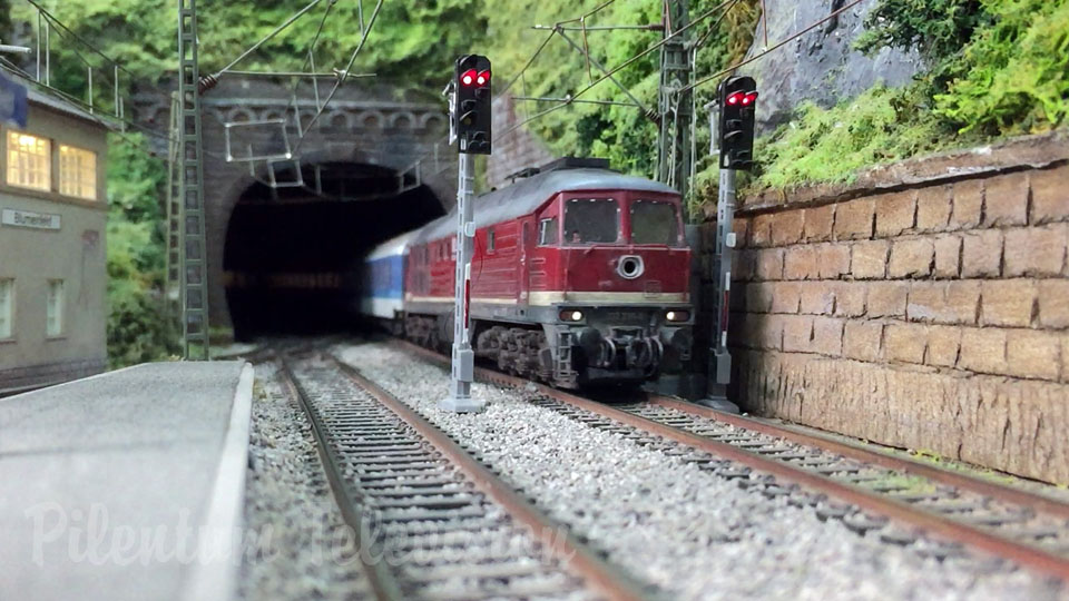 Модели поездов национальной железнодорожной компании Германии в масштабе 1:87