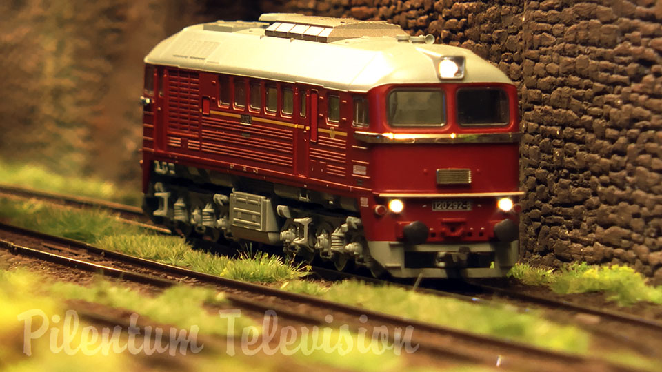 Maqueta de trenes en escala TT de Alemania Oriental por Model4Rail