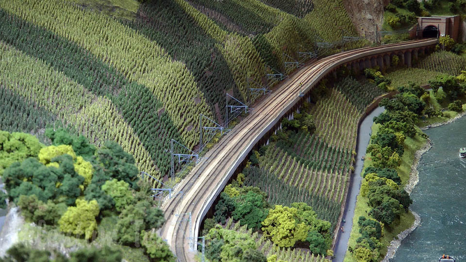 Maquete ferroviaria em escala N da ferrovia do Vale do Mosela na Alemanha feita por Fleischmann
