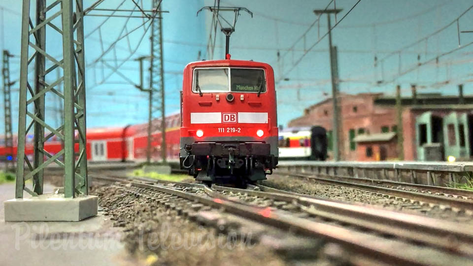 Maquete ferroviária “Estação principal Neupreussen” - Comboios Piko e locomotivas Roco em escala HO