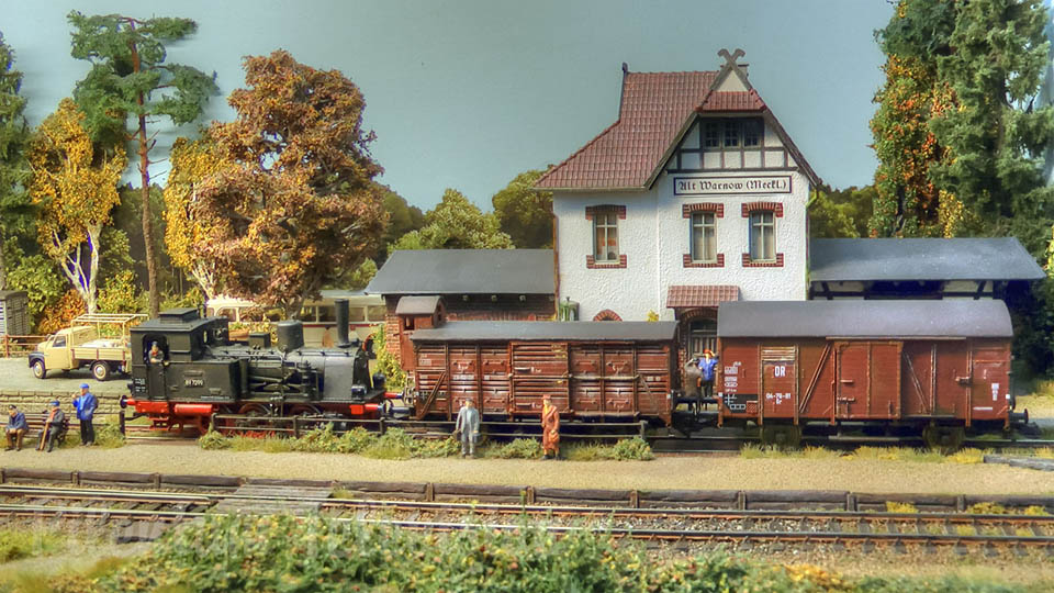 Krásná modelová železnice se starými parními lokomotivami a parními vlaky severního Německa