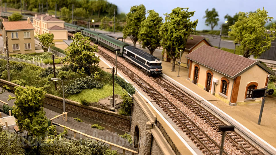 Kereta api model Prancis dalam skala 1:160 dan kereta api SNCF di stasiun kereta api L'Arbresle
