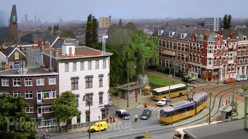 Modeljernbane med sporvogne og tog fra hovedbanegården i Rotterdam i skala HO af Thom Raven