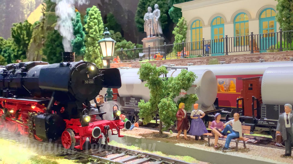 1/32スケールのアーノルドの鉄道模型でメルクリンの鉄道模型と蒸気機関車