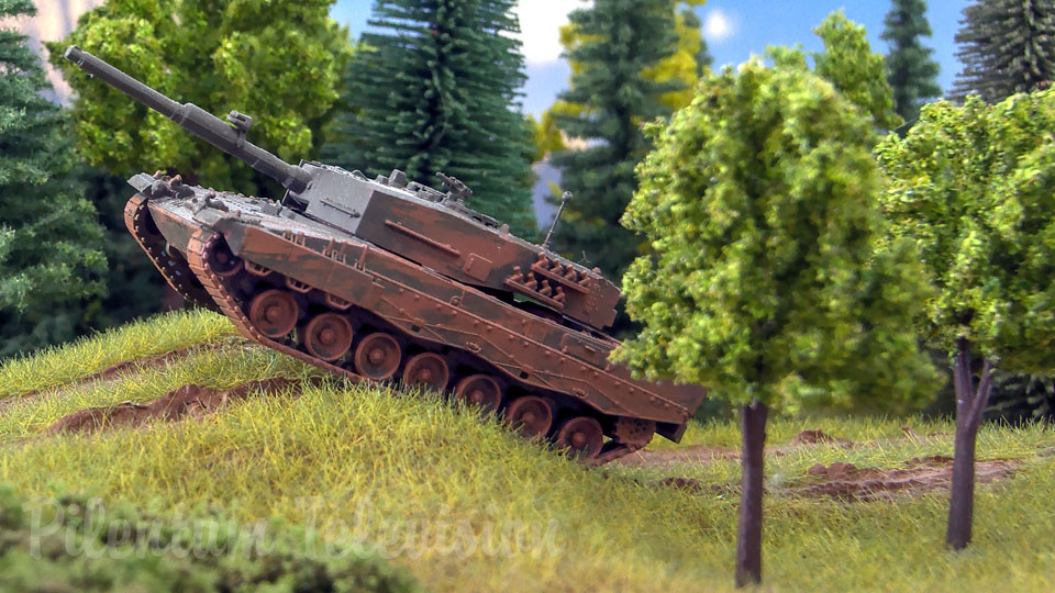 Diorama af militærtog - Tyske kampvogne transporteret af damptog