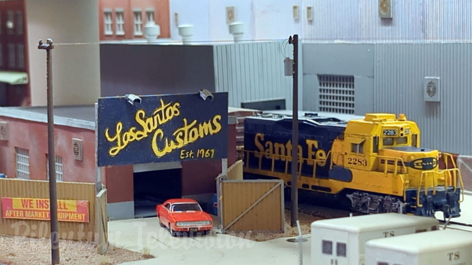 Modelljärnväg i Los Angeles - Diorama i skaal HO med amerikanska tåg
