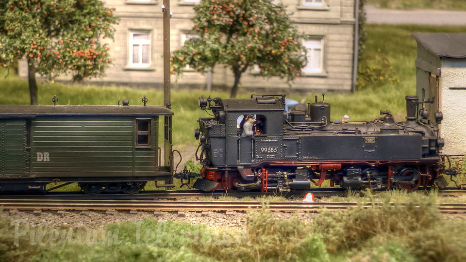 Hermosa maqueta de trenes de vapor de los Ferrocarriles Sajones de vía estrecha