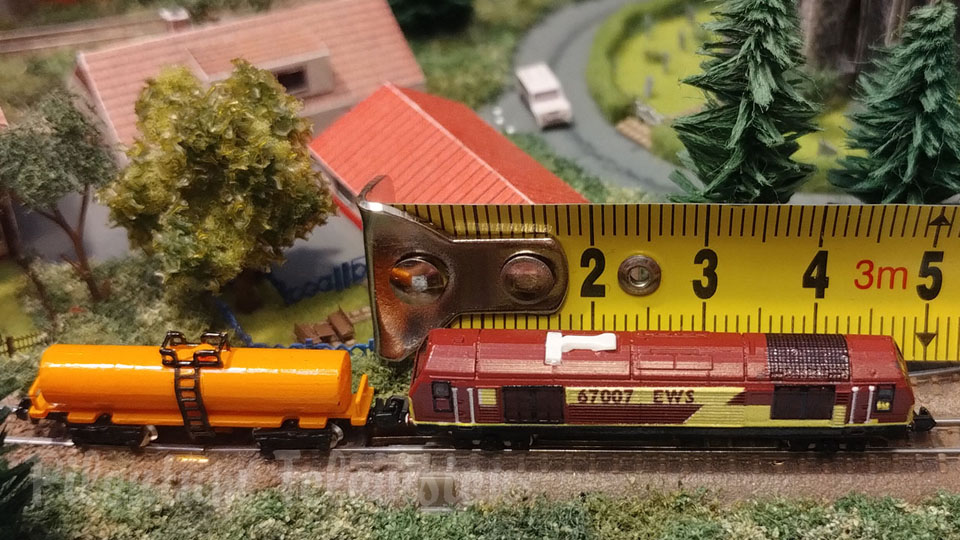 おそらく世界最小の鉄道模型：1/480スケールの電車（Tゲージ）