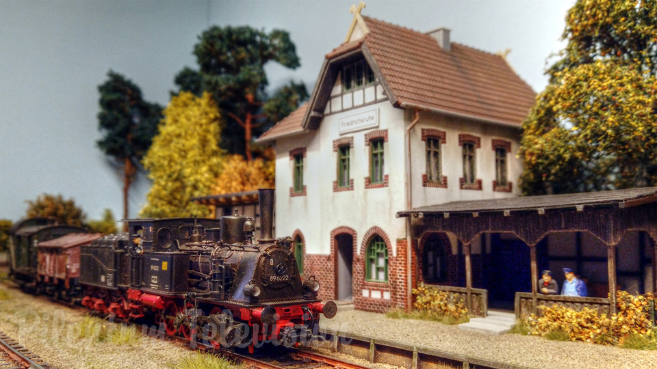 Vakker modelljernbane med damptog og damplokomotiver som ble brukt i Øst-Tyskland